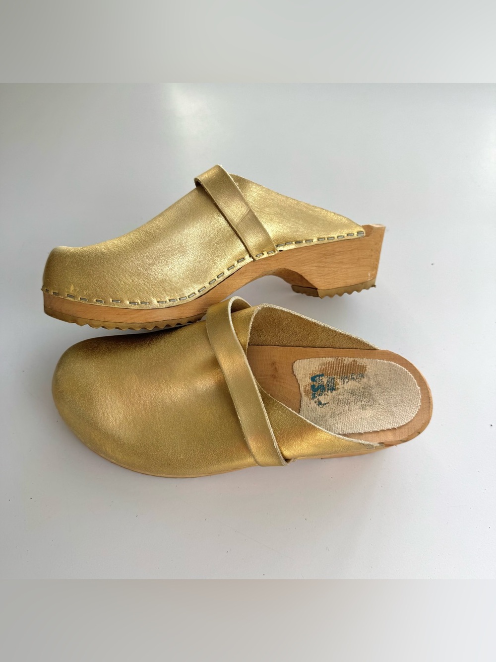 Traditional Heel Gold Leather Sz 38 7-7.5 Swedish Clogs Wooden Heel Mules Casual - Picture 3 of 8